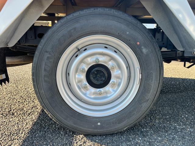 アトラストラック 1.5トン10尺平ボディー 荷台床鉄板貼り 低床リア小径タイヤ あおりロープ穴3対 ナビTV キーレス 5MT 普通免許で運転OK(37枚目)