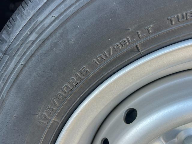 アトラストラック 1.5トン10尺平ボディー 荷台床鉄板貼り 低床リア小径タイヤ あおりロープ穴3対 ナビTV キーレス 5MT 普通免許で運転OK(38枚目)