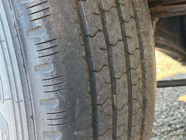 アトラストラック 1.5トン10尺平ボディー 荷台床鉄板貼り 低床リア小径タイヤ あおりロープ穴3対 ナビTV キーレス 5MT 普通免許で運転OK(39枚目)