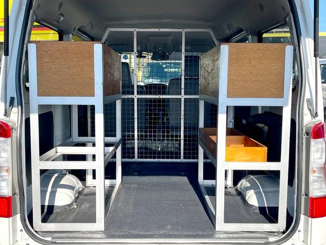 タウンエースバン ＧＬ　４ＷＤ　荷室収納棚付き　衝突軽減ブレーキ　車線逸脱警報　ナビ　バックモニター　ＥＴＣ　リアヒーター付き　ＬＥＤヘッドライト　キーレス　ＡＴ車（9枚目）