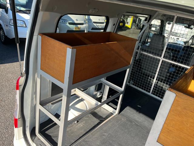 タウンエースバン ＧＬ　４ＷＤ　荷室収納棚付き　衝突軽減ブレーキ　車線逸脱警報　ナビ　バックモニター　ＥＴＣ　リアヒーター付き　ＬＥＤヘッドライト　キーレス　ＡＴ車（11枚目）