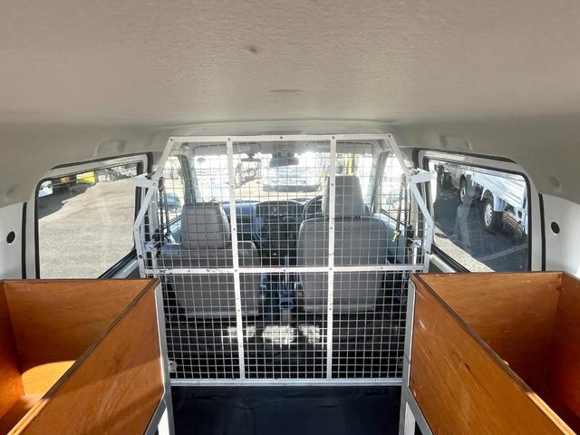 タウンエースバン ＧＬ　４ＷＤ　荷室収納棚付き　衝突軽減ブレーキ　車線逸脱警報　ナビ　バックモニター　ＥＴＣ　リアヒーター付き　ＬＥＤヘッドライト　キーレス　ＡＴ車（16枚目）