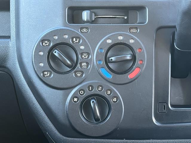 タウンエースバン ＧＬ　４ＷＤ　荷室収納棚付き　衝突軽減ブレーキ　車線逸脱警報　ナビ　バックモニター　ＥＴＣ　リアヒーター付き　ＬＥＤヘッドライト　キーレス　ＡＴ車（26枚目）