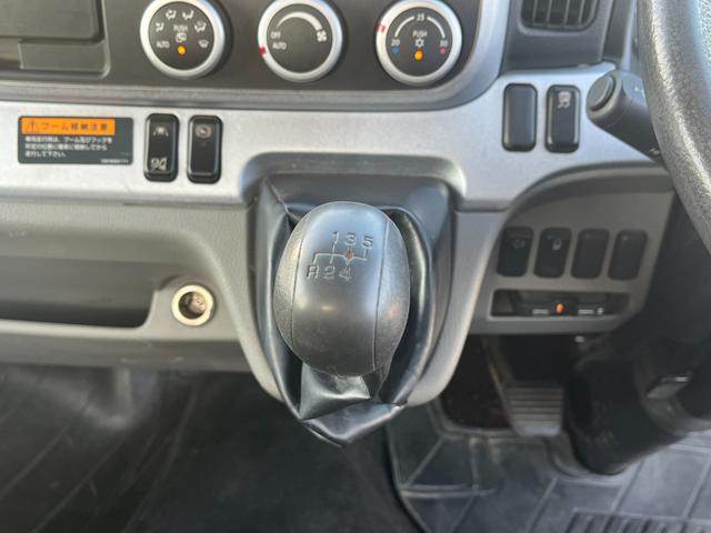 キャンター ２トン平簡易クレーン　ＵＮＩＣ４段クレーン　２．２２トン吊り　アウトリガー　過巻防止装置　衝突軽減ブレーキ　車線逸脱警報　ナビＴＶ　バックモニター　ＥＴＣ　キーレス　５ＭＴ（24枚目）