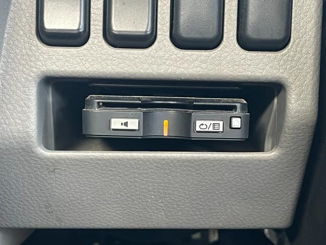 キャンター ２トン平簡易クレーン　ＵＮＩＣ４段クレーン　２．２２トン吊り　アウトリガー　過巻防止装置　衝突軽減ブレーキ　車線逸脱警報　ナビＴＶ　バックモニター　ＥＴＣ　キーレス　５ＭＴ（32枚目）