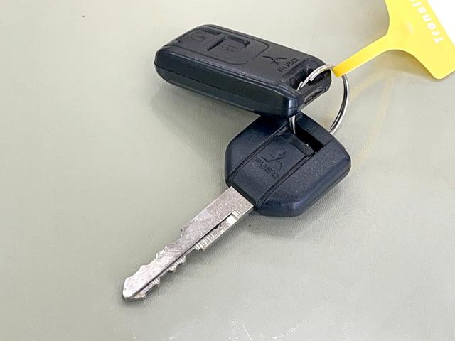 キャンター ２トン平簡易クレーン　ＵＮＩＣ４段クレーン　２．２２トン吊り　アウトリガー　過巻防止装置　衝突軽減ブレーキ　車線逸脱警報　ナビＴＶ　バックモニター　ＥＴＣ　キーレス　５ＭＴ（37枚目）