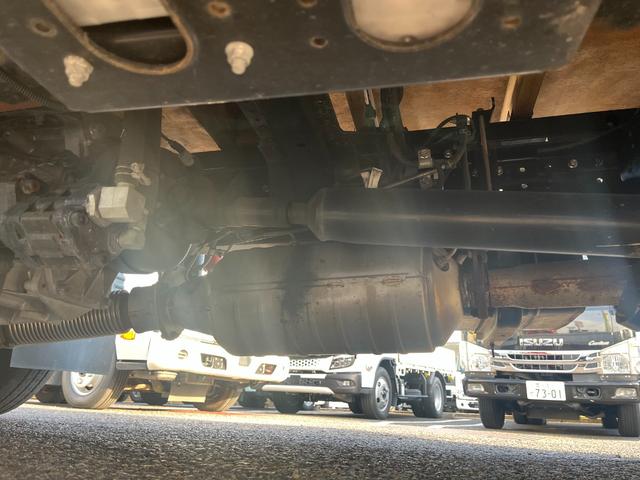 キャンター ２トン平簡易クレーン　ＵＮＩＣ４段クレーン　２．２２トン吊り　アウトリガー　過巻防止装置　衝突軽減ブレーキ　車線逸脱警報　ナビＴＶ　バックモニター　ＥＴＣ　キーレス　５ＭＴ（45枚目）