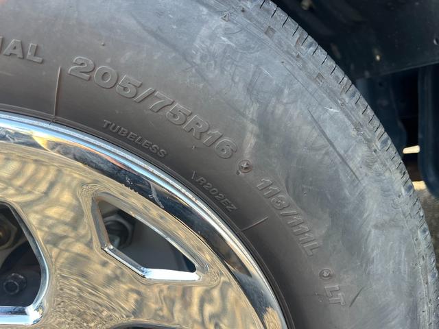 キャンター ２トン平簡易クレーン　ＵＮＩＣ４段クレーン　２．２２トン吊り　アウトリガー　過巻防止装置　衝突軽減ブレーキ　車線逸脱警報　ナビＴＶ　バックモニター　ＥＴＣ　キーレス　５ＭＴ（52枚目）