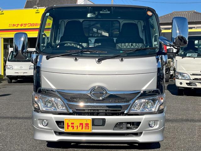 デュトロ ２トン１０尺平ボディー　荷台床木板貼り　前立アルミ縞板加工　衝突軽減ブレーキ　車線逸脱警報　ナビＴＶ　バックモニター　ＥＴＣ　ＬＥＤヘッドライト　６ＭＴ（2枚目）
