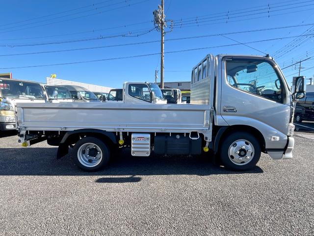 デュトロ ２トン１０尺平ボディー　荷台床木板貼り　前立アルミ縞板加工　衝突軽減ブレーキ　車線逸脱警報　ナビＴＶ　バックモニター　ＥＴＣ　ＬＥＤヘッドライト　６ＭＴ（4枚目）
