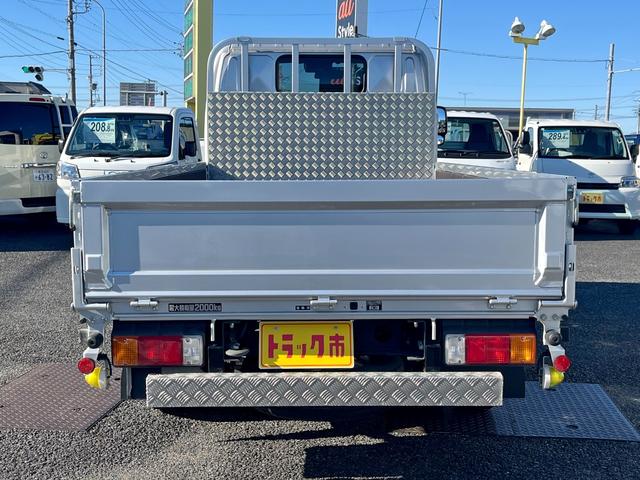 デュトロ ２トン１０尺平ボディー　荷台床木板貼り　前立アルミ縞板加工　衝突軽減ブレーキ　車線逸脱警報　ナビＴＶ　バックモニター　ＥＴＣ　ＬＥＤヘッドライト　６ＭＴ（5枚目）