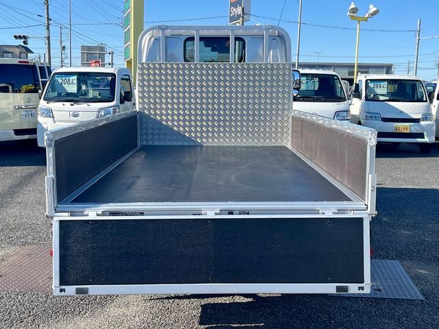 デュトロ ２トン１０尺平ボディー　荷台床木板貼り　前立アルミ縞板加工　衝突軽減ブレーキ　車線逸脱警報　ナビＴＶ　バックモニター　ＥＴＣ　ＬＥＤヘッドライト　６ＭＴ（6枚目）