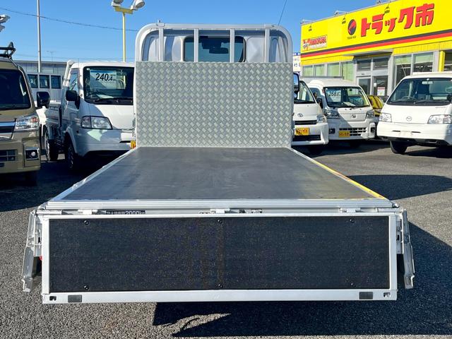 デュトロ ２トン１０尺平ボディー　荷台床木板貼り　前立アルミ縞板加工　衝突軽減ブレーキ　車線逸脱警報　ナビＴＶ　バックモニター　ＥＴＣ　ＬＥＤヘッドライト　６ＭＴ（8枚目）