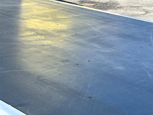 デュトロ ２トン１０尺平ボディー　荷台床木板貼り　前立アルミ縞板加工　衝突軽減ブレーキ　車線逸脱警報　ナビＴＶ　バックモニター　ＥＴＣ　ＬＥＤヘッドライト　６ＭＴ（9枚目）