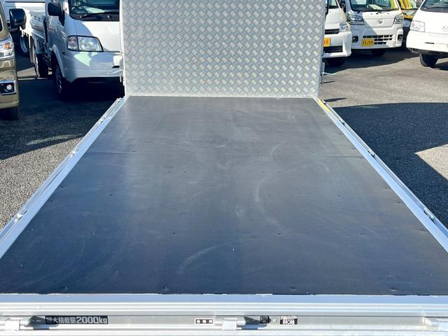 デュトロ ２トン１０尺平ボディー　荷台床木板貼り　前立アルミ縞板加工　衝突軽減ブレーキ　車線逸脱警報　ナビＴＶ　バックモニター　ＥＴＣ　ＬＥＤヘッドライト　６ＭＴ（10枚目）