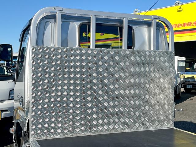 デュトロ ２トン１０尺平ボディー　荷台床木板貼り　前立アルミ縞板加工　衝突軽減ブレーキ　車線逸脱警報　ナビＴＶ　バックモニター　ＥＴＣ　ＬＥＤヘッドライト　６ＭＴ（11枚目）