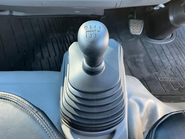 デュトロ ２トン１０尺平ボディー　荷台床木板貼り　前立アルミ縞板加工　衝突軽減ブレーキ　車線逸脱警報　ナビＴＶ　バックモニター　ＥＴＣ　ＬＥＤヘッドライト　６ＭＴ（17枚目）