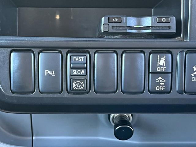 デュトロ ２トン１０尺平ボディー　荷台床木板貼り　前立アルミ縞板加工　衝突軽減ブレーキ　車線逸脱警報　ナビＴＶ　バックモニター　ＥＴＣ　ＬＥＤヘッドライト　６ＭＴ（21枚目）