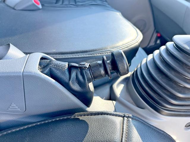 デュトロ ２トン１０尺平ボディー　荷台床木板貼り　前立アルミ縞板加工　衝突軽減ブレーキ　車線逸脱警報　ナビＴＶ　バックモニター　ＥＴＣ　ＬＥＤヘッドライト　６ＭＴ（28枚目）