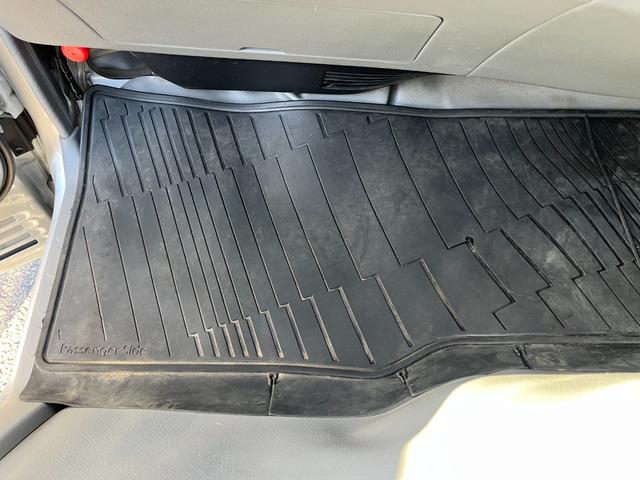 デュトロ ２トン１０尺平ボディー　荷台床木板貼り　前立アルミ縞板加工　衝突軽減ブレーキ　車線逸脱警報　ナビＴＶ　バックモニター　ＥＴＣ　ＬＥＤヘッドライト　６ＭＴ（29枚目）