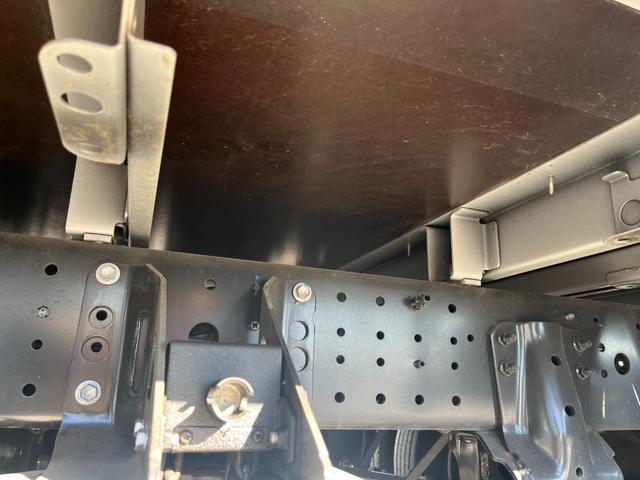 デュトロ ２トン１０尺平ボディー　荷台床木板貼り　前立アルミ縞板加工　衝突軽減ブレーキ　車線逸脱警報　ナビＴＶ　バックモニター　ＥＴＣ　ＬＥＤヘッドライト　６ＭＴ（39枚目）