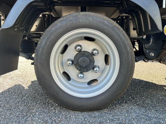 デュトロ ２トン１０尺平ボディー　荷台床木板貼り　前立アルミ縞板加工　衝突軽減ブレーキ　車線逸脱警報　ナビＴＶ　バックモニター　ＥＴＣ　ＬＥＤヘッドライト　６ＭＴ（44枚目）