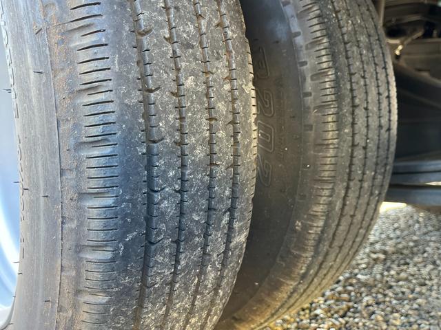 デュトロ ２トン１０尺平ボディー　荷台床木板貼り　前立アルミ縞板加工　衝突軽減ブレーキ　車線逸脱警報　ナビＴＶ　バックモニター　ＥＴＣ　ＬＥＤヘッドライト　６ＭＴ（46枚目）