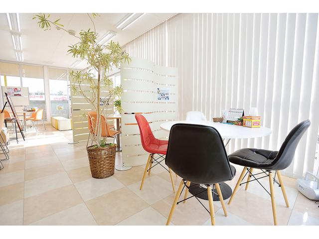 デュトロ ２トン１０尺平ボディー　荷台床木板貼り　前立アルミ縞板加工　衝突軽減ブレーキ　車線逸脱警報　ナビＴＶ　バックモニター　ＥＴＣ　ＬＥＤヘッドライト　６ＭＴ（50枚目）