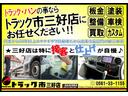 ２トン全低床平ボディー　荷台床木板貼り　衝突回避ブレーキ　車線逸脱警報装置　ナビＴＶ　ＥＴＣ　Ｎ０４Ｃディーゼルターボ　３ペダル５ＭＴ(2枚目)