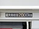 ２トン１０尺平ボディー　荷台床木板貼り　坂道発進補助装置　ＥＴＣ車載器　Ｎ０４Ｃディーゼルターボ　左側電動格納ミラー　スマートキー　　５速ＭＴ　総重量５ｔ未満(33枚目)