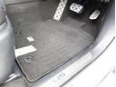 フロアマットも綺麗にクリーニングされています。尚、臭い・汚れ等には個人差がございますので、必ず現車確認下さいませ。