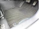 フロアマットも綺麗にクリーニングされています。尚、臭い・汚れ等には個人差がございますので、必ず現車確認下さいませ。