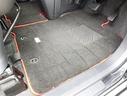 フロアマットも綺麗にクリーニングされています。尚、臭い・汚れ等には個人差がございますので、必ず現車確認下さいませ。