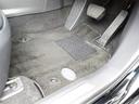 フロアマットも綺麗にクリーニングされています。尚、臭い・汚れ等には個人差がございますので、必ず現車確認下さいませ。