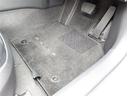 フロアマットも綺麗にクリーニングされています。尚、臭い・汚れ等には個人差がございますので、必ず現車確認下さいませ。