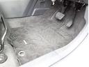 フロアマットも綺麗にクリーニングされています。尚、臭い・汚れ等には個人差がございますので、必ず現車確認下さいませ。