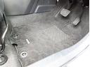 フロアマットも綺麗にクリーニングされています。尚、臭い・汚れ等には個人差がございますので、必ず現車確認下さいませ。