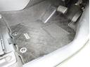 フロアマットも綺麗にクリーニングされています。尚、臭い・汚れ等には個人差がございますので、必ず現車確認下さいませ。