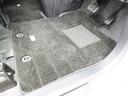 フロアマットも綺麗にクリーニングされています。尚、臭い・汚れ等には個人差がございますので、必ず現車確認下さいませ。