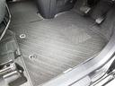 フロアマットも綺麗にクリーニングされています。尚、臭い・汚れ等には個人差がございますので、必ず現車確認下さいませ。