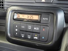 オートエアコンを装備しておりますので、四季を通じて車内を快適な温度に保つことが出来ます！高級感が有りますね！ 7