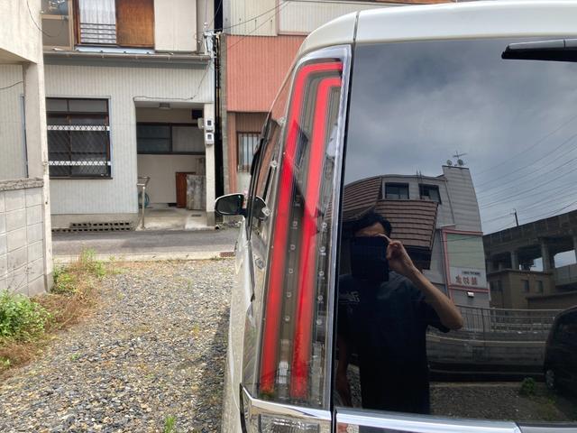 エスクァイア ハイブリッドＧｉ　プレミアムパッケージ　モデリスタエアロ　ＴＲＤダウンサス　両側パワースライドドア　ハーフレザー　フリップダウンモニター　レーンアシスト　オートハイビーム　衝突被害軽減ブレーキ（21枚目）