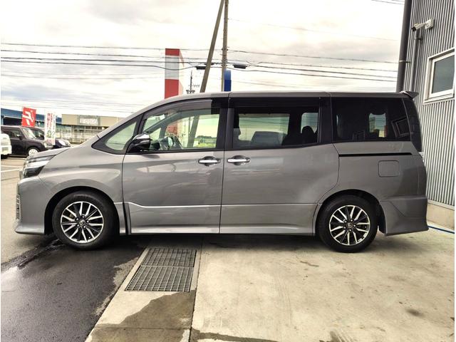 ヴォクシー ZS 煌II 両側電動スライドドア LEDヘッドライト ステアリングスイッチ アイドリングストップ リアロールサンシェード オートライト デュアルオートエアコン 純正16インチAW リアエアコン(4枚目)