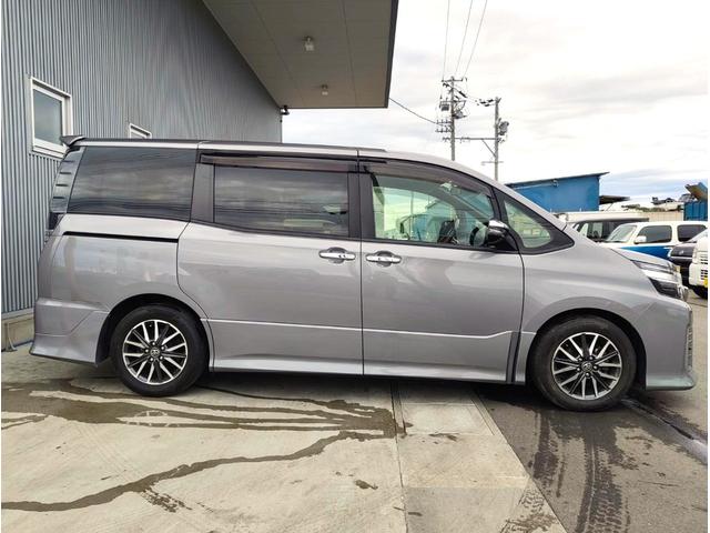 ヴォクシー ZS 煌II 両側電動スライドドア LEDヘッドライト ステアリングスイッチ アイドリングストップ リアロールサンシェード オートライト デュアルオートエアコン 純正16インチAW リアエアコン(5枚目)