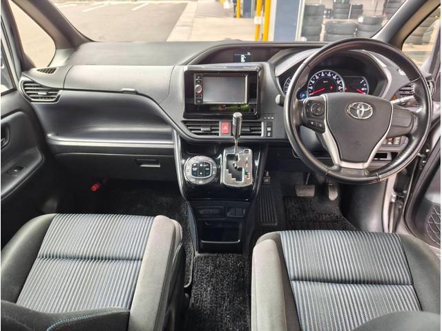 ヴォクシー ZS 煌II 両側電動スライドドア LEDヘッドライト ステアリングスイッチ アイドリングストップ リアロールサンシェード オートライト デュアルオートエアコン 純正16インチAW リアエアコン(9枚目)