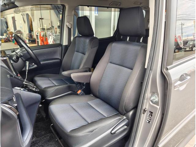 ヴォクシー ZS 煌II 両側電動スライドドア LEDヘッドライト ステアリングスイッチ アイドリングストップ リアロールサンシェード オートライト デュアルオートエアコン 純正16インチAW リアエアコン(18枚目)