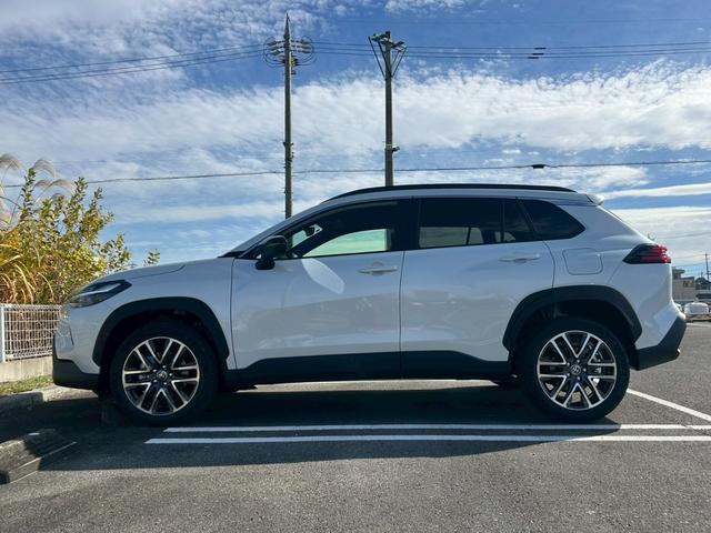 カローラクロス ハイブリッド　Ｚ　トヨタセーフティセンス　パノラマルーフ　アダプティックハイビーム　ブラインドスポットモニター　ＳＥＡ　パノラミックビューモニター　ＬＥＤフロントフォグランプ　本革巻ステアリング　パワーバックドア（5枚目）