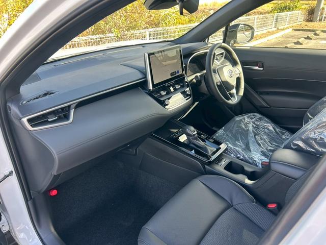 カローラクロス ハイブリッド　Ｚ　トヨタセーフティセンス　パノラマルーフ　アダプティックハイビーム　ブラインドスポットモニター　ＳＥＡ　パノラミックビューモニター　ＬＥＤフロントフォグランプ　本革巻ステアリング　パワーバックドア（12枚目）