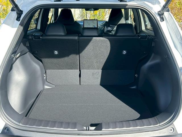 カローラクロス ハイブリッド　Ｚ　トヨタセーフティセンス　パノラマルーフ　アダプティックハイビーム　ブラインドスポットモニター　ＳＥＡ　パノラミックビューモニター　ＬＥＤフロントフォグランプ　本革巻ステアリング　パワーバックドア（18枚目）