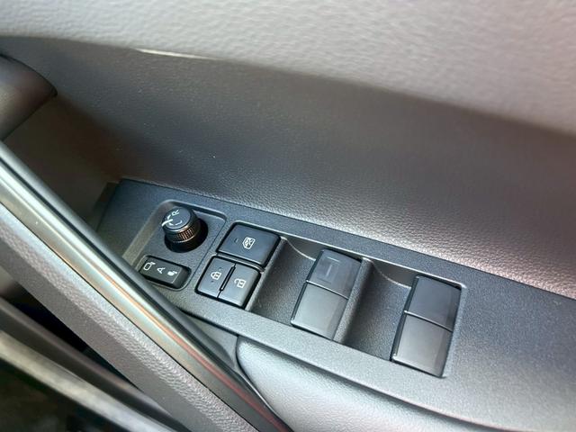 カローラクロス ハイブリッド　Ｚ　トヨタセーフティセンス　パノラマルーフ　アダプティックハイビーム　ブラインドスポットモニター　ＳＥＡ　パノラミックビューモニター　ＬＥＤフロントフォグランプ　本革巻ステアリング　パワーバックドア（31枚目）